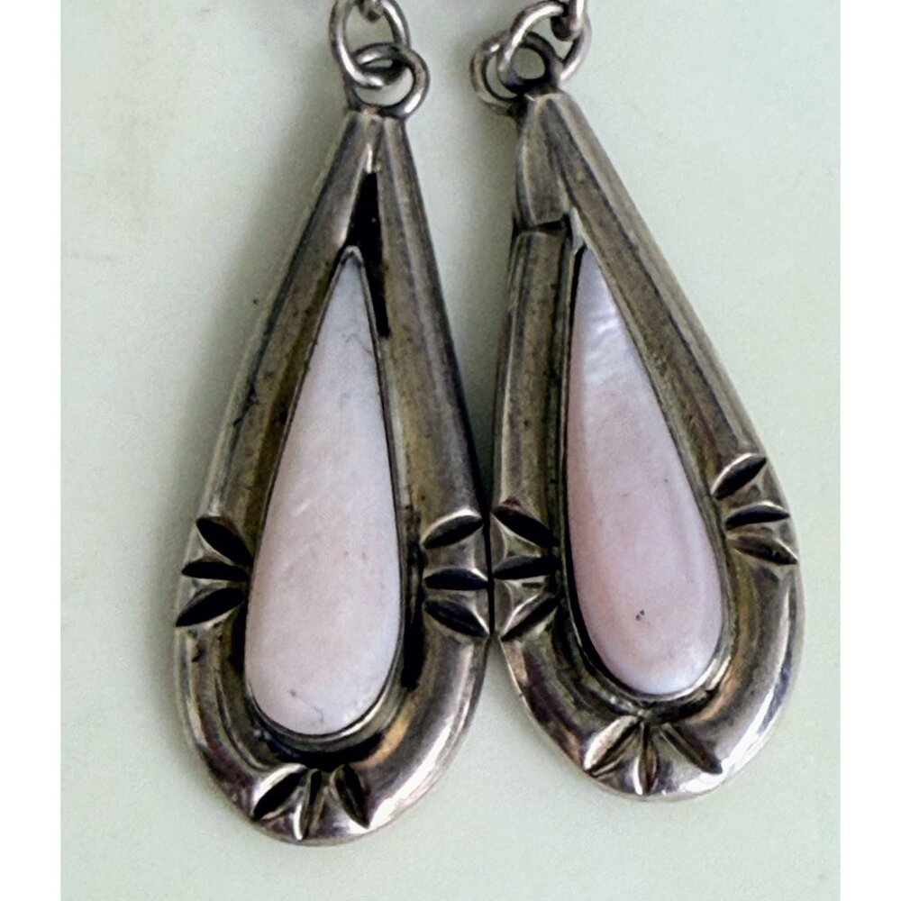 Vintage 80s Native American Pink Pearl Shell Dangle Earrings Sterling Signed Tem - Picture 4 of 10